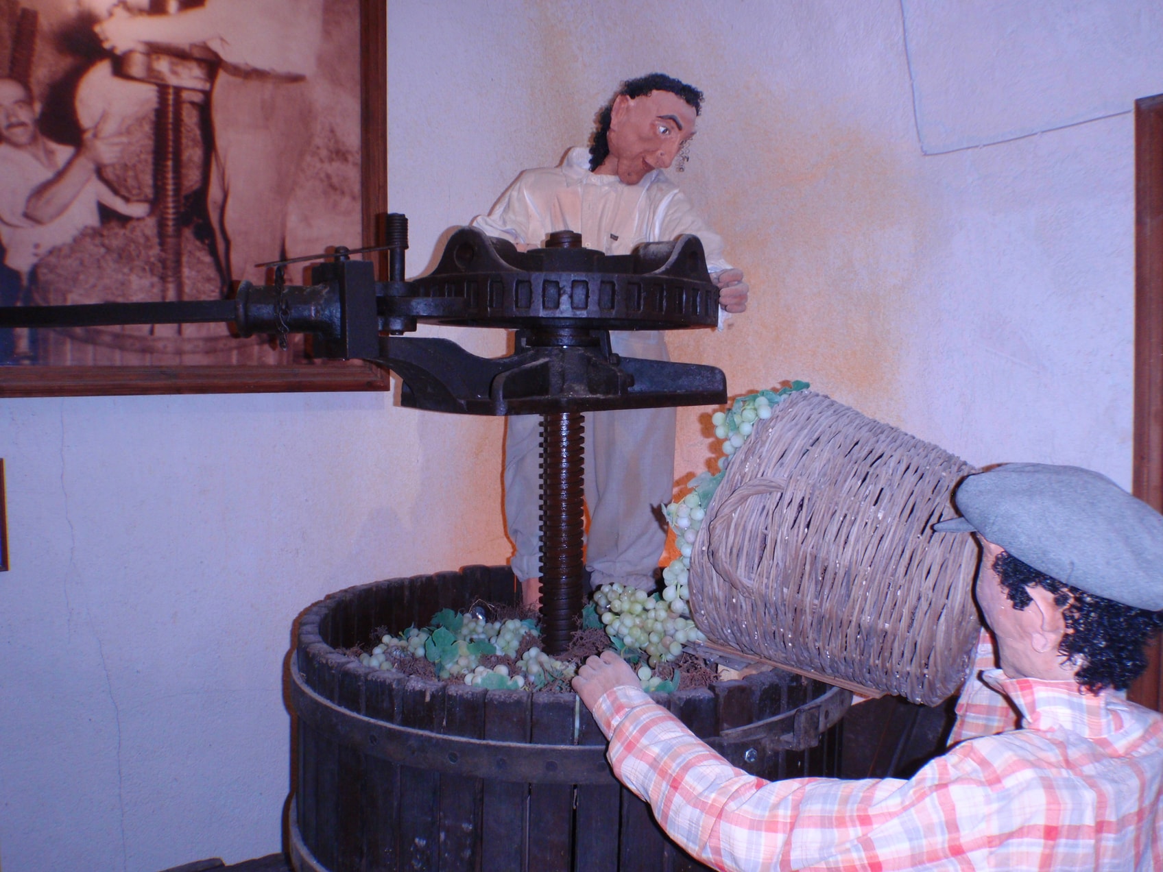 Gammel og nyere presse på vin museet i Kamari, Santorini