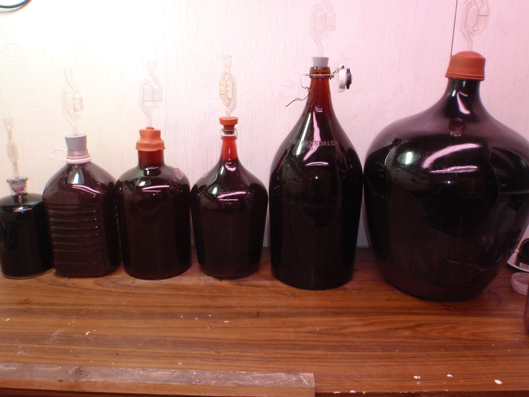 15 liter rosevin og noen få liter rødvin av prøvesorter.